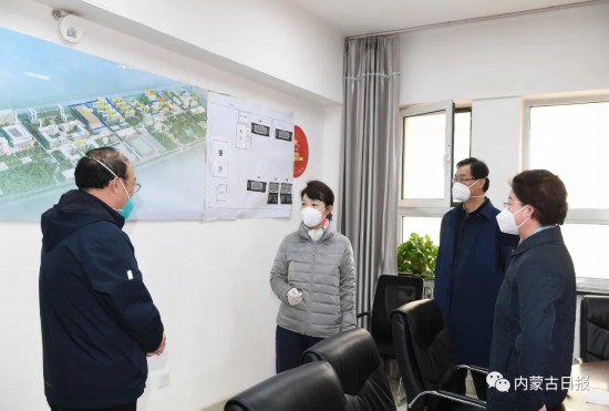 11月1日，王莉霞在内蒙古工业大学金川校区了解隔离转运工作进展情况。内蒙古日报社融媒体记者 韩卿立 摄